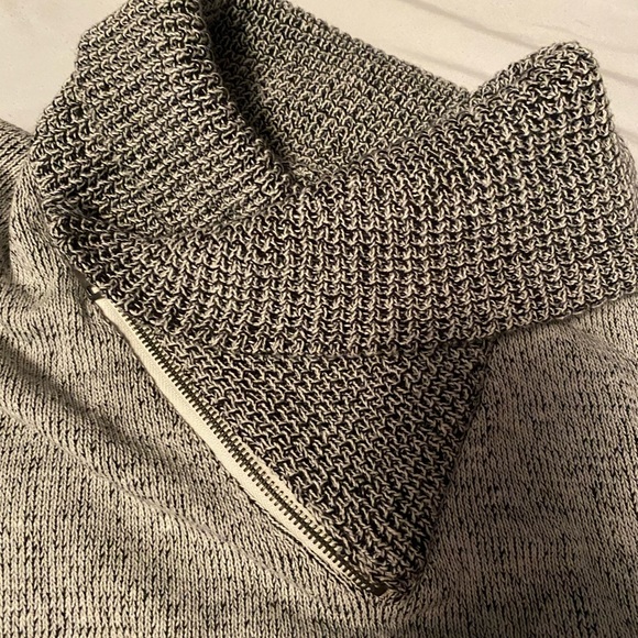 Brand new, no tags, XL Guess sweater with fancy neck and zipper. - Picture 4 of 5